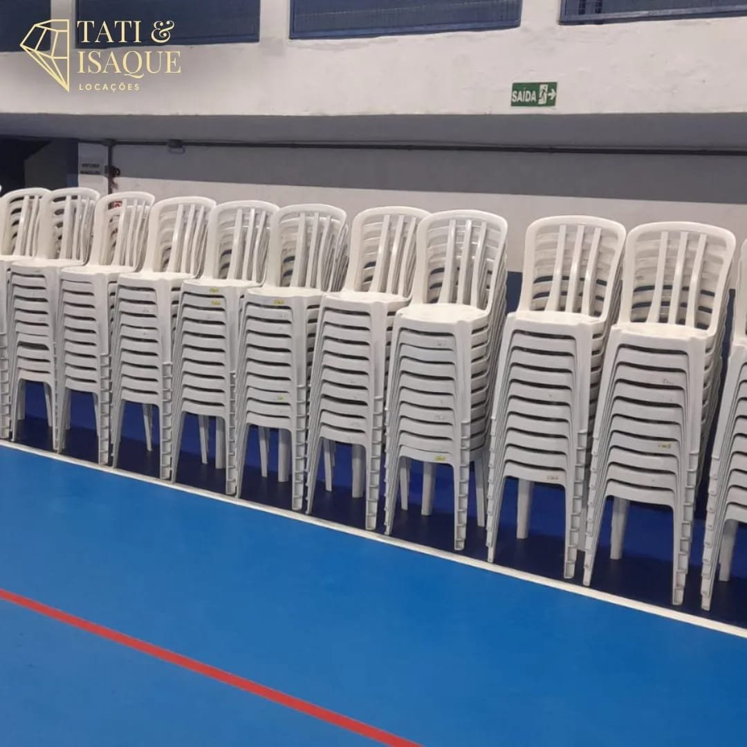 Tati e Isaque preparando mesas e cadeiras para evento em Mongaguá