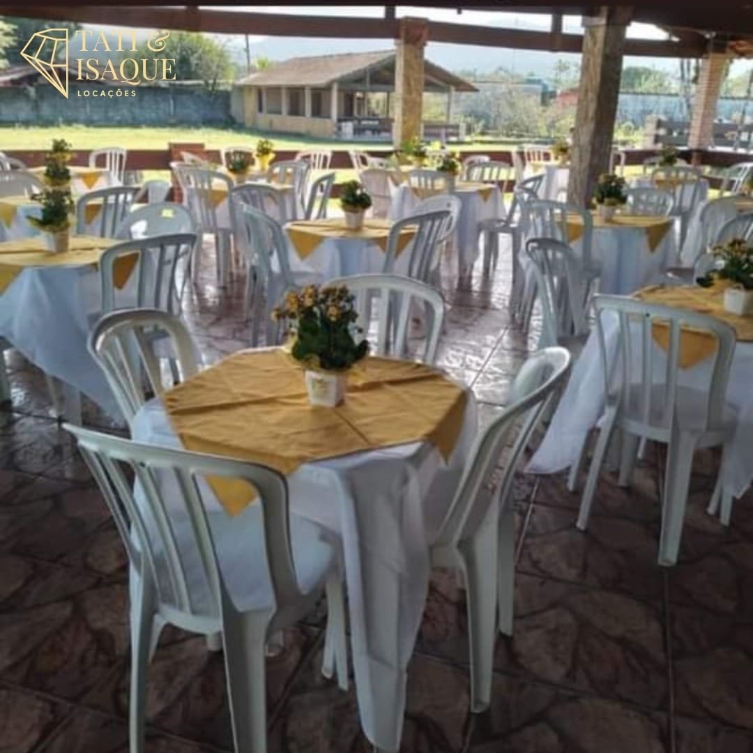 Mesas e cadeiras de plástico montadas para evento em Mongaguá